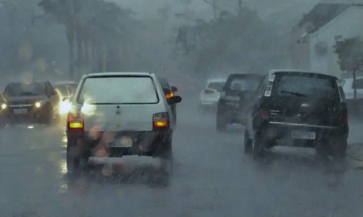 Aquaplanagem: o que fazer para não perder o controle do veículo