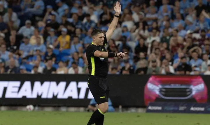 Árbitro australiano nega gesto supremacista na Copa: “Espasmo involuntário”