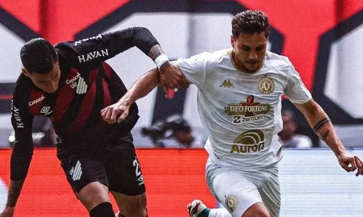 Athletico-PR vence Chapecoense e assume cola no G4 do Brasileirão