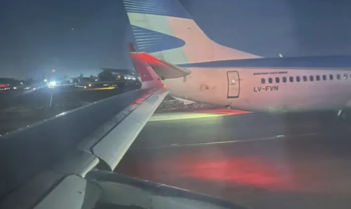 Avião que partiria de Santiago para SP colide com outra aeronave na pista