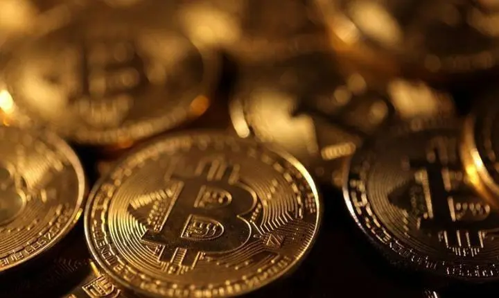 Bitcoin opera em queda de 3% com Oriente Médio, juros e saída de ETFs