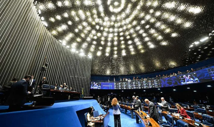 Bolsonaristas gritam ‘o choro é livre’; base responde que ‘o choro é livre, mas Bolsonaro não’