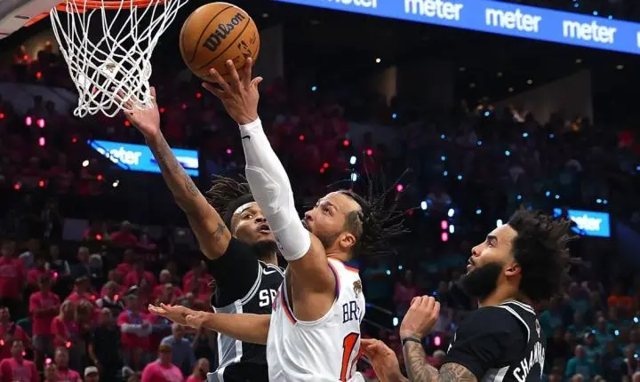 Brunson brilha, Knicks vence Spurs e abre vantagem nas finais da NBA