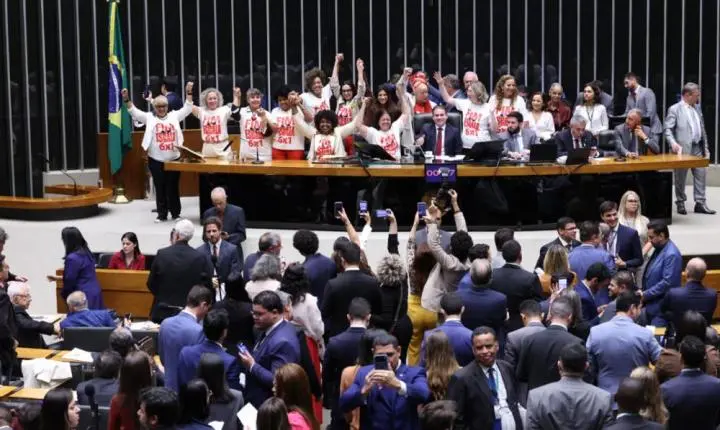 Câmara aprova PEC de fim da escala 6×1