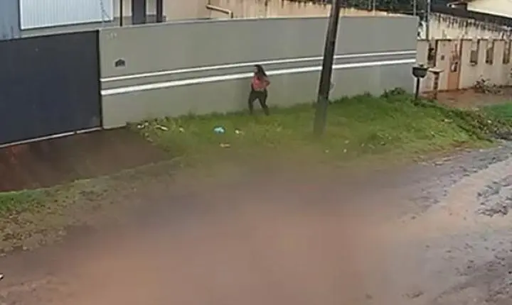 Câmera de segurança flagra esposa de PM pulando muro para pedir ajuda