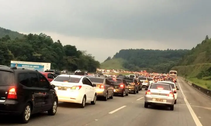 Capotamento na rodovia Bandeirantes deixa ferido grave