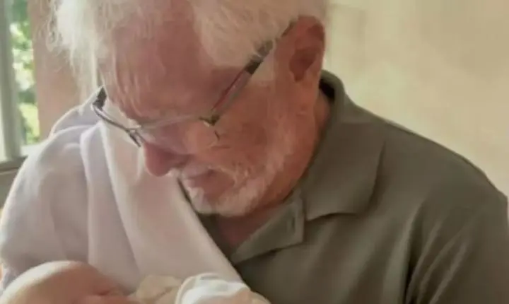 Carlos Alberto de Nóbrega compartilha foto com bisneto: “Os dois chorando”