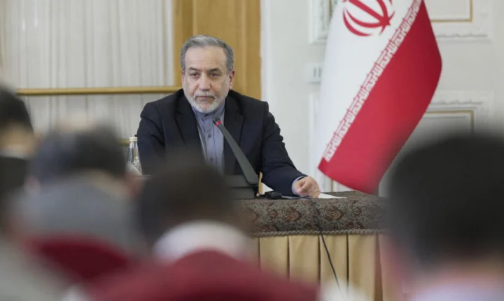 Chanceler do Irã vai ao Paquistão mesmo após Trump cancelar ida de seus negociadores