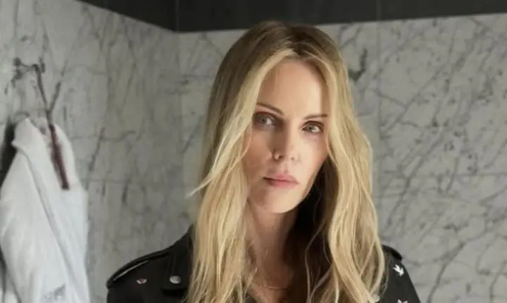 Charlize Theron revela que mãe matou o pai para salvá-las de ataque