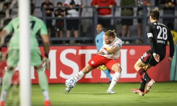 Com pênalti perdido e expulsão, Bragantino sofre derrota para o River Plate