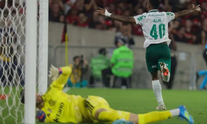 Com um a mais, Palmeiras domina Flamengo e abre vantagem na ponta do Brasileirão