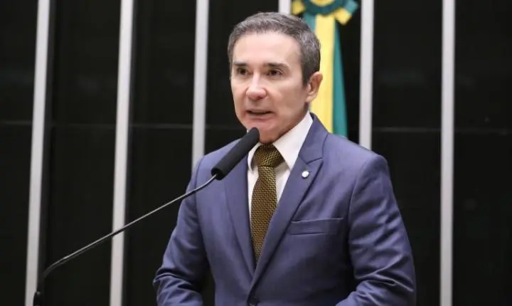 Comissão aprova fomento a curso gratuitos de Libras em universidade para família de pessoa com deficiência auditiva
