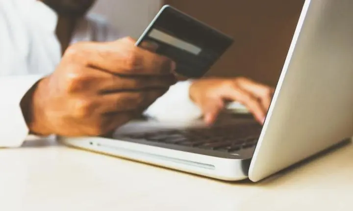 Como economizar com o cartão de crédito sem cair em dívidas