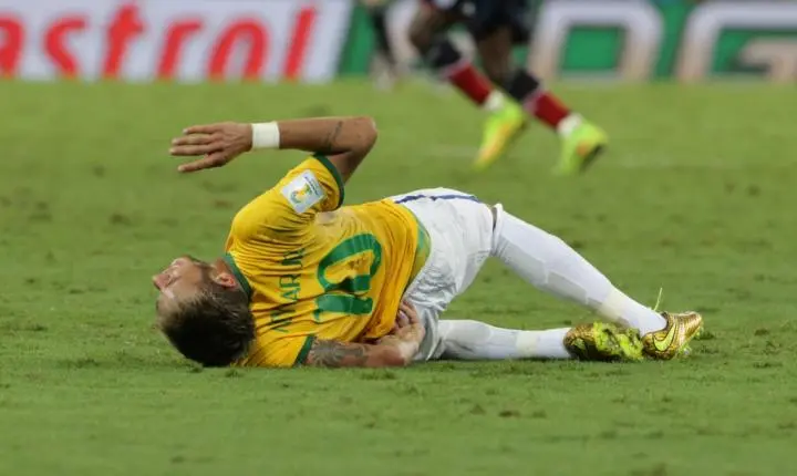 Como foi a fratura na vértebra de Neymar na Copa do Mundo de 2014 e qual foi o tempo de recuperação