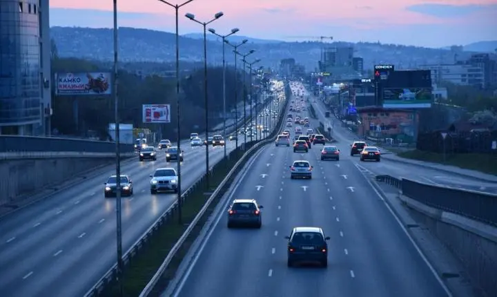 Como usar o farol de neblina corretamente e evitar multas no trânsito