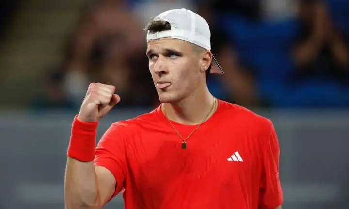 Conheça Jakub Mensik, rival de João Fonseca nas quartas de Roland Garros