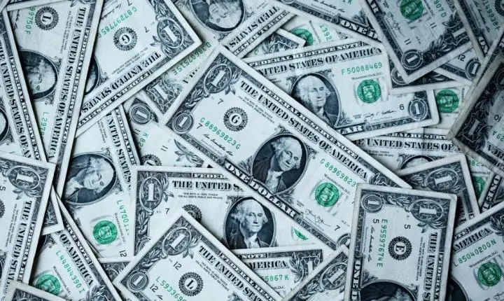 Dólar cai, renova mínima e fecha a sexta-feira a R$ 4,98 com a reabertura Ormuz