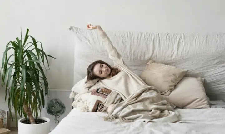 Dor e rigidez matinal nos dias frios: o que causa e como aliviar na própria cama