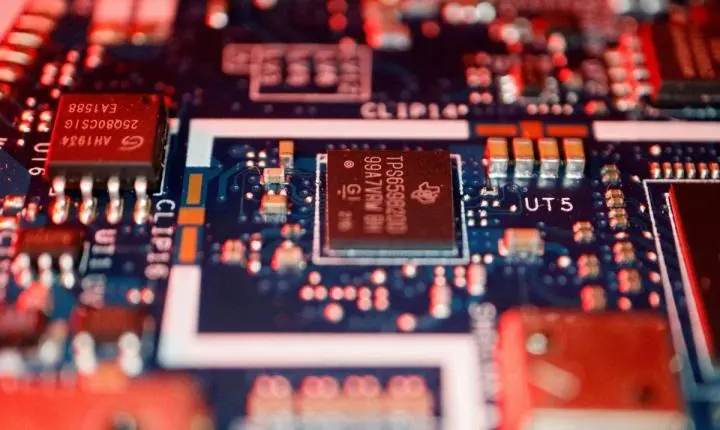 Empresas chinesas de chips disparam na estreia em Hong Kong após IPOs