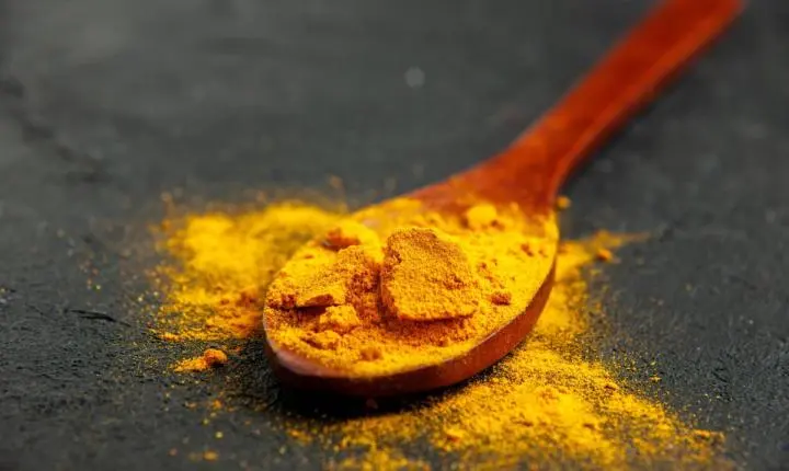 Excesso de cúrcuma pode ser perigoso? Entenda os riscos