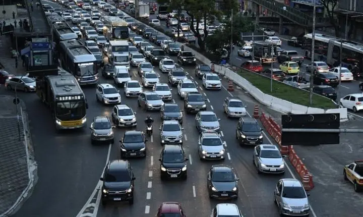 Ficha técnica do sistema de iluminação automotiva: especificações do farol de LED e normas legais