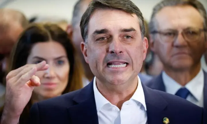 Flávio pede que STF declare Moraes suspeito para julgar caso Master