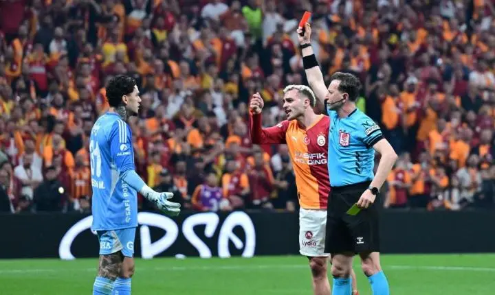 Goleiro da Seleção é expulso e soca cabine do VAR em clássico turco