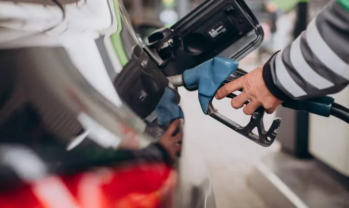 Governo renova medidas para conter preços dos combustíveis em meio à alta do petróleo