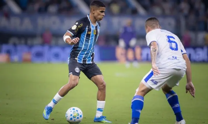 Grêmio aproveita expulsão, bate Confiança e sai na frente na Copa do Brasil