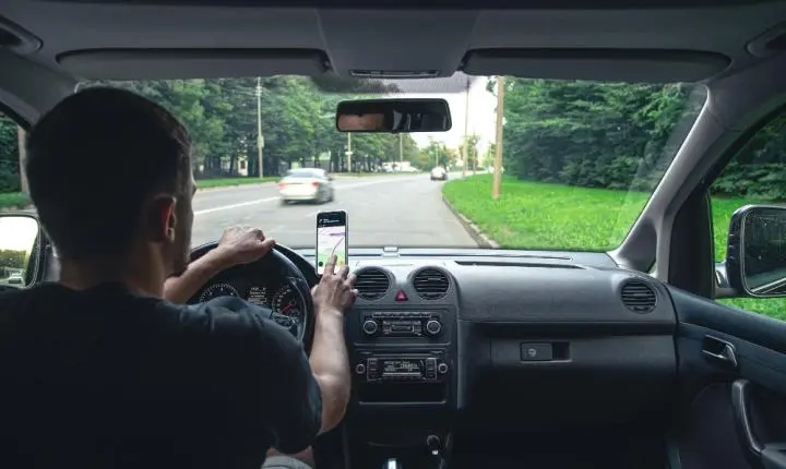 Guia de fluidos do carro: o que checar antes de viajar