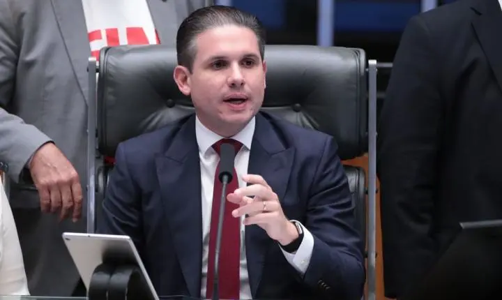 Hugo espera votação dos PLs da misoginia e fim da 6×1 nesta semana