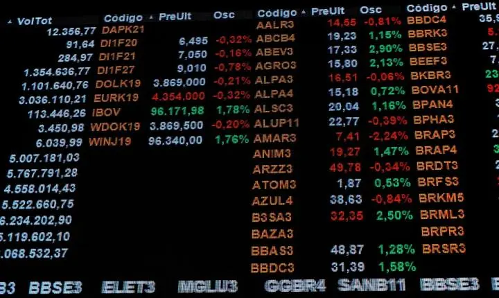 Ibovespa avança após superquarta com apoio de Vale; dólar cai