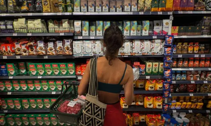 Inflação sobe a 0,88% em março, puxada por transportes e alimentação