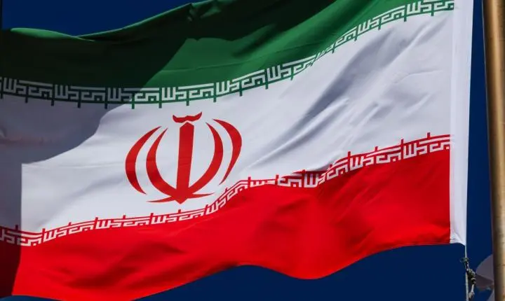 Irã lança mísseis contra “alvos específicos”, diz mídia iraniana