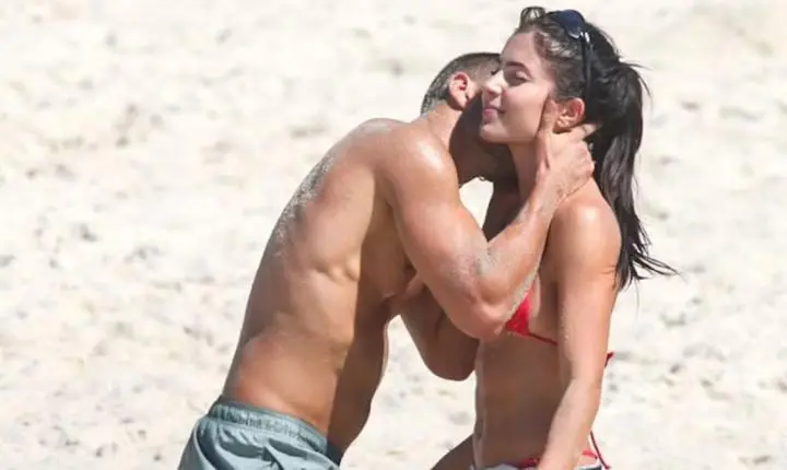Jade Picon ganha beijo no pescoço de André Lamoglia em flagra na praia