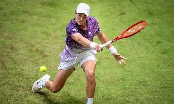 João Fonseca vence e avança à semifinal nas duplas no ATP de Halle