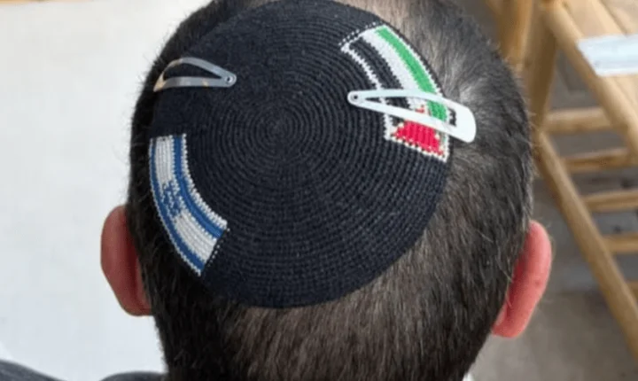 Judeu é preso em Israel por usar quipá com bandeiras israelense e palestina