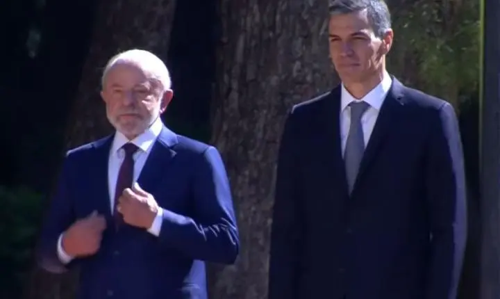 Lula é recebido por Pedro Sánchez para reunião em Barcelona