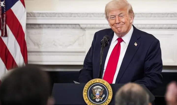 Mão-boba e ‘corte’ na rainha: veja gafes de Trump durante visita do rei Charles III