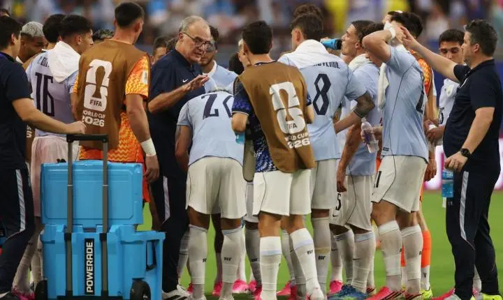 Marcelo Bielsa detona pausa para hidratação: “Altera concepção do futebol”