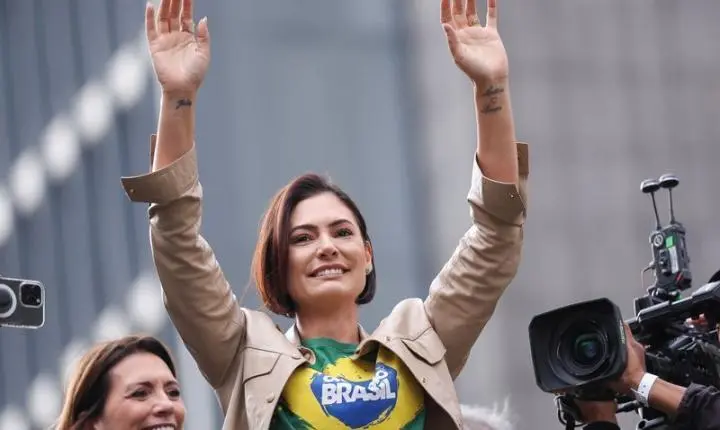 Michelle fala em “punhalada” e expõe atrito com Flávio Bolsonaro