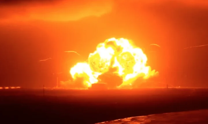 “Muito lamentável”: Elon Musk se pronuncia após foguete de Bezos explodir