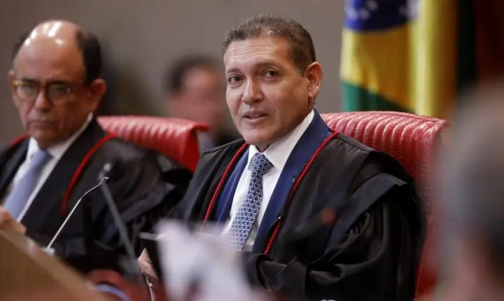 Nunes Marques pede parecer da PGR sobre revisão da condenação de Bolsonaro