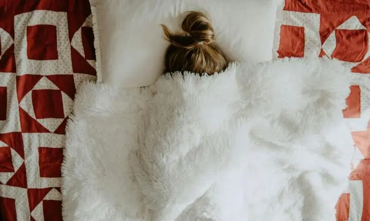 O que fazer quando a cama gelada provoca insônia no inverno