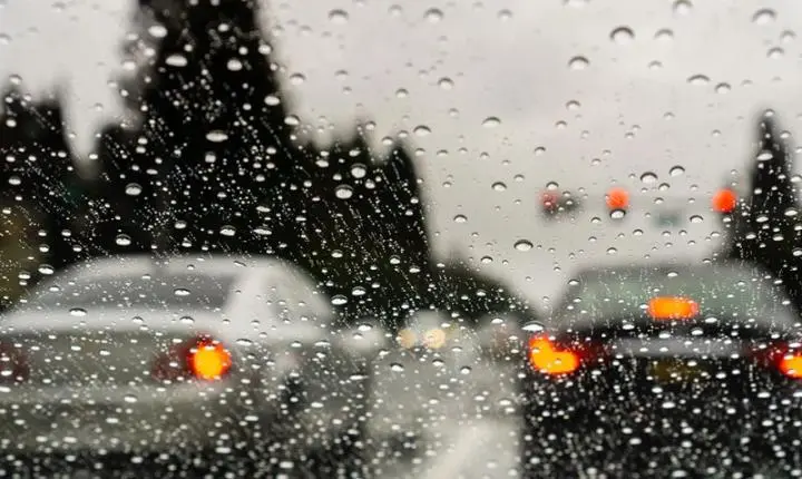 O truque que 90% dos motoristas erra para desembaçar o vidro na chuva