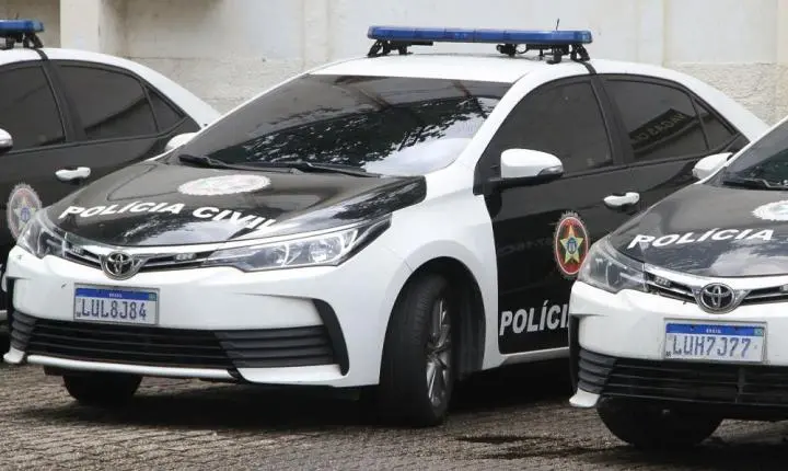 Operação no RJ deixa pessoas ilhadas em morro e prende operadora de facção da Bahia