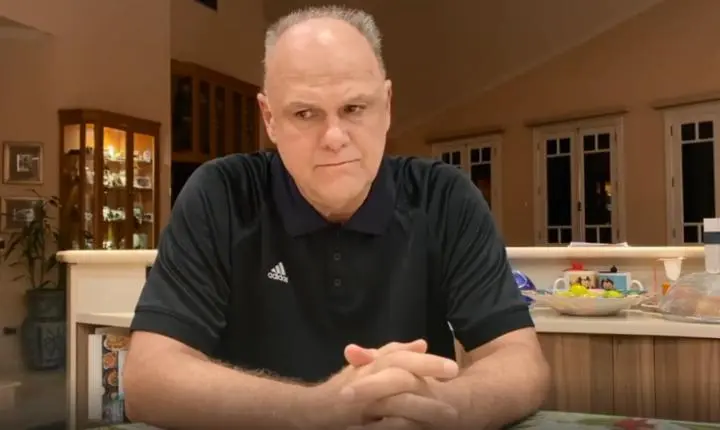 Oscar Schmidt passa mal e é internado