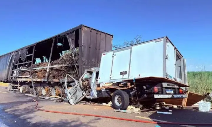 Pai e filho morrem após caminhonete com queijo bater em carreta em Minas Gerais