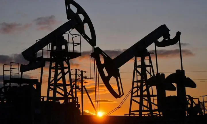 Petróleo fecha em queda de 2% diante de forte avanço do dólar