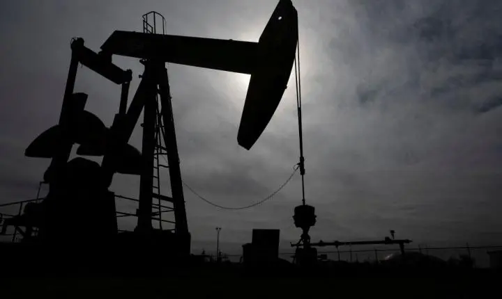 Petróleo retorna aos níveis pré-guerra com recuperação em Ormuz